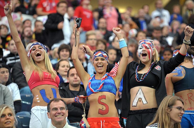 So heiß ist der Fußball: die weiblichen Fans - die allerschönste Nebensache der Welt.