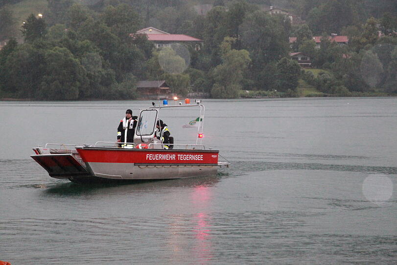 In einem im Tegernsee versunkenen Auto ist am Mittwochabend ein Rentner umgekommen, eine Frau wurde schwer verletzt. Nach Angaben der Polizei hatte die 91 Jahre alte Fahrerin in Rottach-Egern (Landkreis Miesbach) bei ihrem Automatikwagen die Pedale verwechselt und war dadurch im See gelandet, das Fahrzeug ging zwei bis drei Meter unter. Die Einsatzkräfte konnten die drei Insassen bergen, für einen 87 Jahre alten Mann kam allerdings jede Hilfe zu spät. Die Bilder von der Unfallstelle.