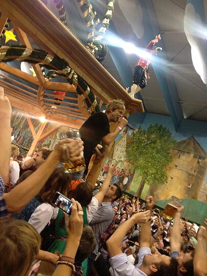 Hosen-Frontmann Campino rockt die Wiesn - sehen Sie hier die besten Bilder aus dem Hacker-Zelt.
