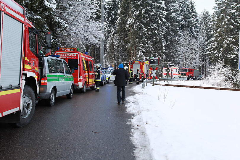 Am Bahnübergang zwischen Piesenkam und Warngau rammt ein Regionalzug ein Auto. Ein Mensch stirbt, weitere werden eingeklemmt.