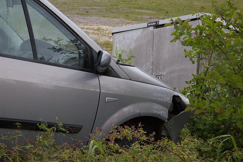 Ein führerscheinloses Mädchen übt auf einem Parkplatz das Autofahren und rast versehentlich in einen Stromkasten.
