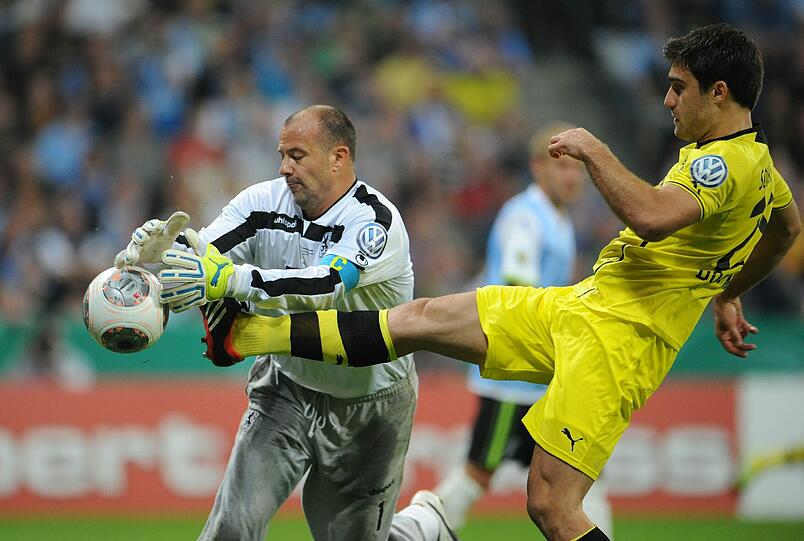 GABOR KIRALY: NOTE 2.
Gegen den BVB gefordert wie lange nicht mehr. Zeigte, warum er immer noch einer der besten Torhüter in Deutschland ist. In der 65. Minute überragend gegen Reus.
