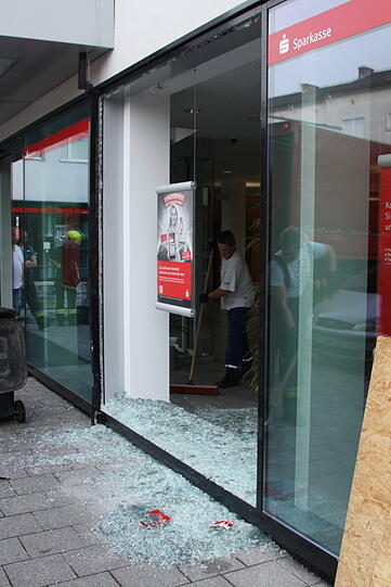 Kurioser Unfall beim Einparken in Waldkraiburg. Die Bilder vom Crash in die Sparkasse.