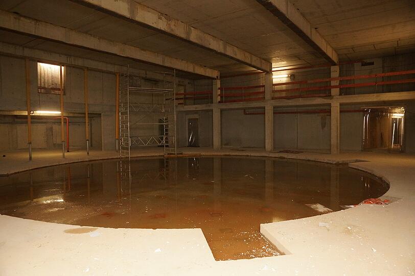 Es sieht aus wie eine Pfütze, wird aber bald eine Probebühne. In der runden Absenkung, in der jetzt noch ein paar Millimeter Wasser stehen, wird bald eine Drehbühne eingesetzt.