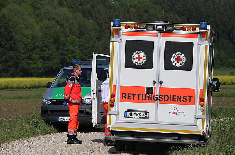 An einer Engstelle stießen ein Transporter und ein Traktor zusammen - der Pkw landete im Bach. Die Bilder.