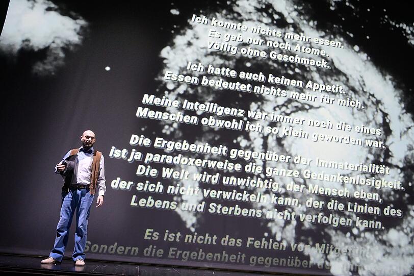 &bdquo;Passing &ndash; It&rsquo;s so easy, was so schwer zu machen ist&ldquo; von René Pollesch in den Kammerspielen.