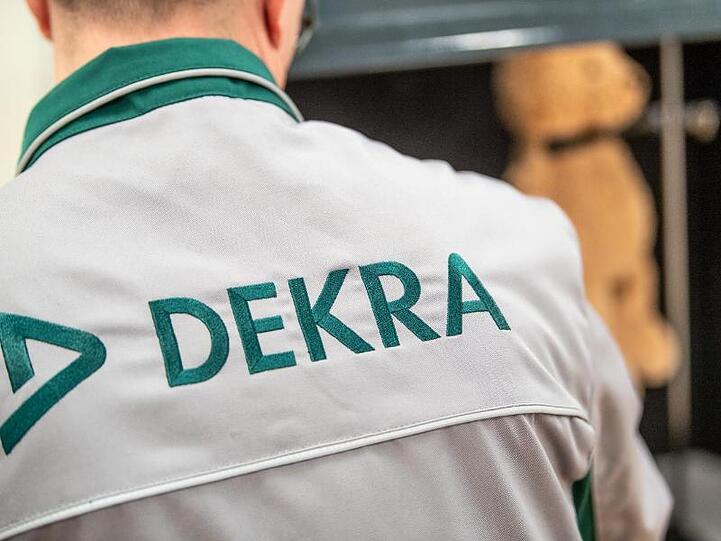 Ein Produktprüfer der DEKRA bei der Arbeit.