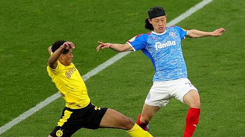 Dortmunds Jude Bellingham (l) im Zweikampf mit Kiels Jae-Sung Lee.