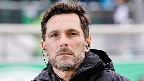Der Fürther Trainer Stefan Leitl gibt vor dem Spiel ein Interview.