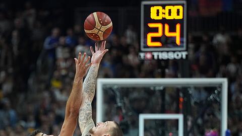 Daniel Theis (r) kommt vor dem Spanier Willy Hernangomez an den Ball.