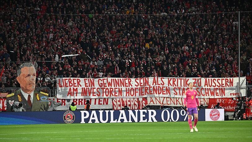 Fans haben ein Transparent aufgehängt.
