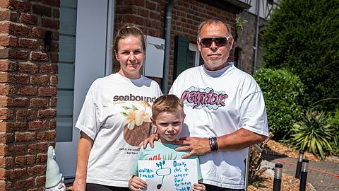 Annett und Dirk Conrad mit ihrem siebenj&auml;hrigen Sohn Killien geh&ouml;ren zu den Einwohnern der evakuierten Ortschaft Gey. Sie sind zur&uuml;ckgekehrt.