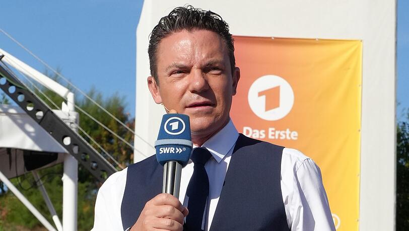 Stefan Mross ist wütend über die Absetzung von "Immer wieder sonntags". Stefan Mross ist wütend über die Absetzung von "Immer wieder sonntags".