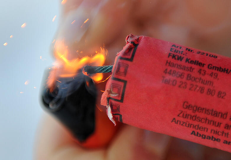 Bei der Explosion eines Böllers verliert ein Jugendlicher aus dem Landkreis Neuburg-Schrobenhausen seine linke Hand.(Symbolbild)