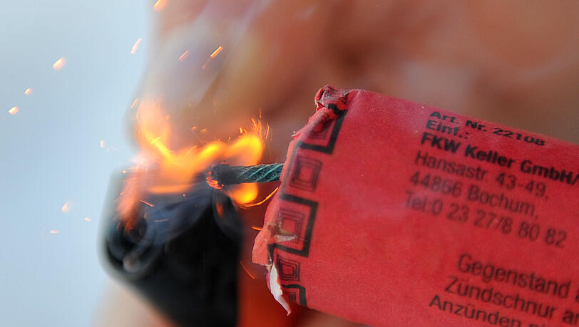 Bei der Explosion eines Böllers verliert ein Jugendlicher aus dem Landkreis Neuburg-Schrobenhausen seine linke Hand.(Symbolbild) Bei der Explosion eines Böllers verliert ein Jugendlicher aus dem Landkreis Neuburg-Schrobenhausen seine linke Hand.(Symbolbild)