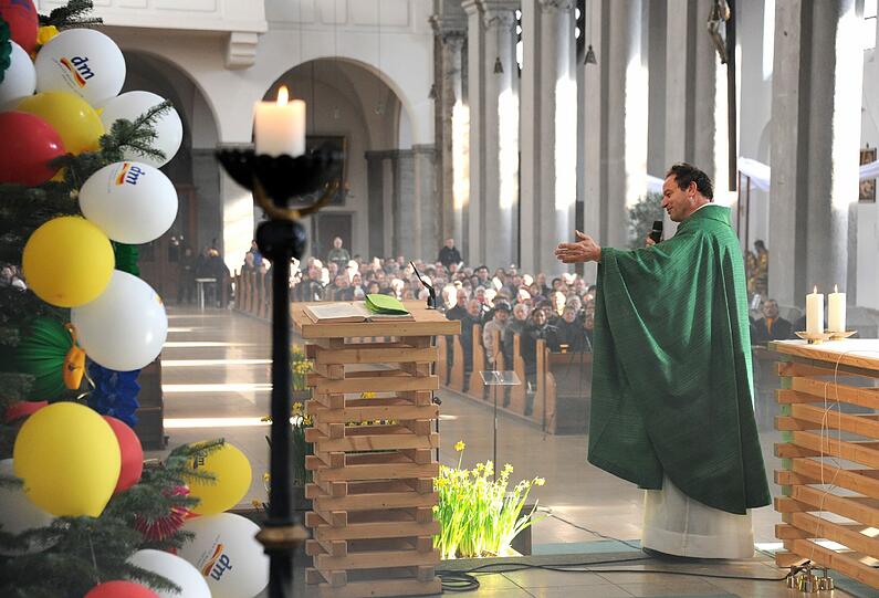 Fasching im Kreise der Kirche. Die Bilder von der Pfarrgemeinde St.Maximilian mit Pfarrer Rainer Maria Schießler