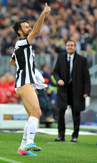 Daumen hoch und Hose aus: Vucinic feiert sein Tor.