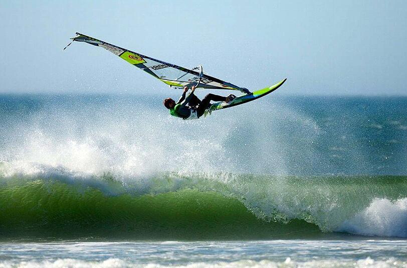 Kommt ein Windsurfer geflogen: Fabian Weber ist einer der erfolgreichsten deutschen Windsurfer, 2011 war er sogar deutscher Meister.