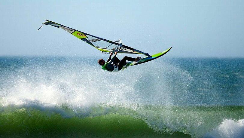 Kommt ein Windsurfer geflogen: Fabian Weber ist einer der erfolgreichsten deutschen Windsurfer, 2011 war er sogar deutscher Meister. Kommt ein Windsurfer geflogen: Fabian Weber ist einer der erfolgreichsten deutschen Windsurfer, 2011 war er sogar deutscher Meister.