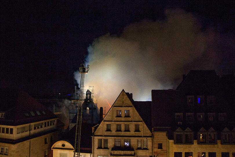 Ein Feuer hat in der Altstadt in Nürnberg gewütet und den Dachstuhl der Kirche St. Martha völlig zerstört. Die Bilder vom Feuer, von den Löscharbeiten und wie das Gebäude jetzt aussieht.