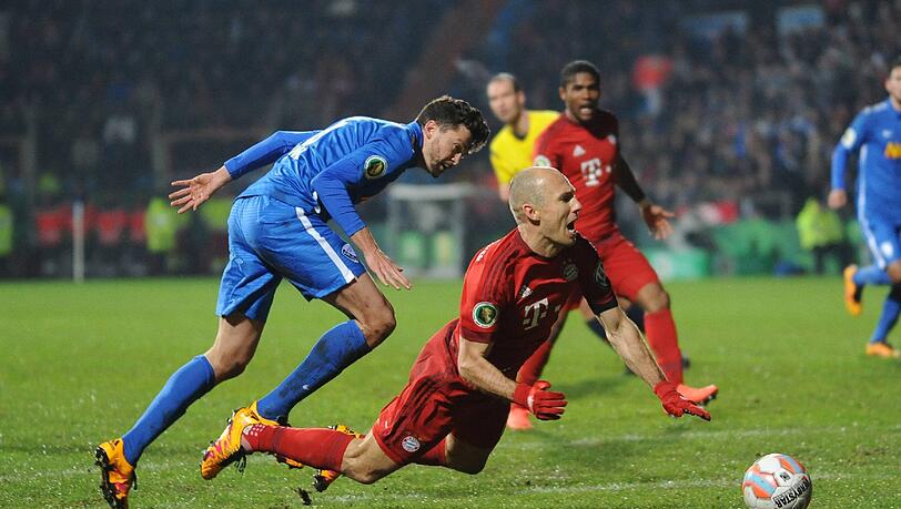 Für dieses Foul an Arjen Robben (r.) hat Jan Simunek vom VfL Bochum die rote Karte gesehen. Für dieses Foul an Arjen Robben (r.) hat Jan Simunek vom VfL Bochum die rote Karte gesehen.