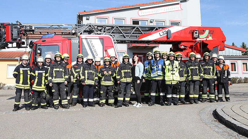 Die Feuerwehr-Übung diente ausschließlich dem Antrag von Sebastian. Seine Liebste Lisa war total überrascht und war bis zuletzt ahnungslos. Die Kameraden hielten dicht.