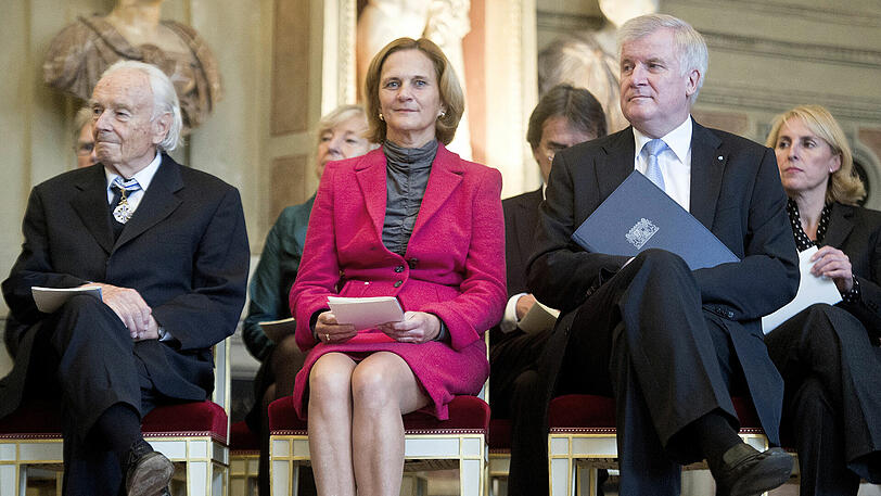 Otto Meitinger (links) 2012 mit Karin Seehofer und Ministerpräsident Horst Seehofer.