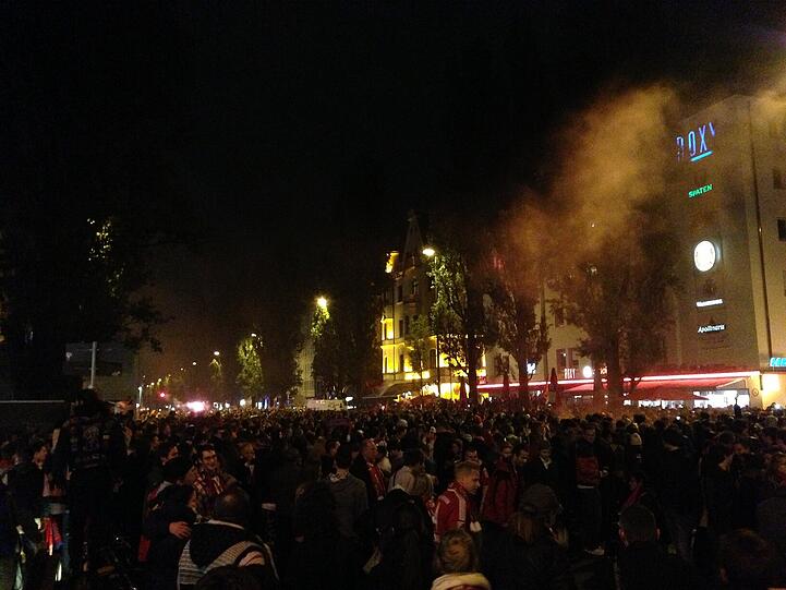 So ausgelassen feiern die Fans auf der Leopoldstraße den Bayern-Sieg. Die Bilder