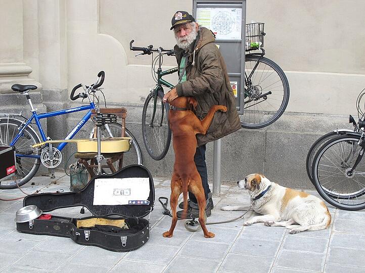 Der "One Dollar Man", seine zwei Hunde und das kreativ geparkte Radl.
