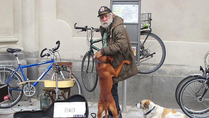 Der "One Dollar Man", seine zwei Hunde und das kreativ geparkte Radl. Der "One Dollar Man", seine zwei Hunde und das kreativ geparkte Radl.