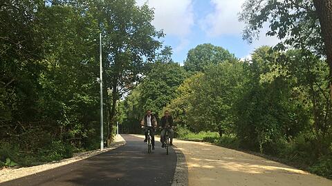 Zwischen der Kleingartenanlage und der Bärmannstraße ist die neue Radl- und die Fußgängerspur jeweils drei Meter breit. Die bisherige Strecke...