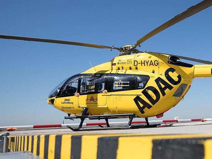 Ein Rettungshubschrauber vom ADAC steht auf dem Hubschrauberlandeplatz auf dem Dach einer Klinik. Foto: Fabian Sommer/Archiv