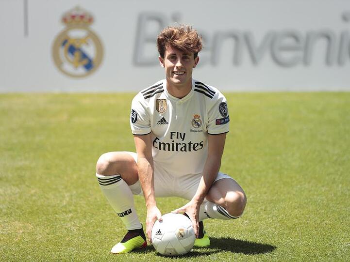 Der ehemalige spanische Nationalspieler Álvaro Odriozola posiert mit einem Fußball auf dem Spielfeld. Foto: GJB/gtres/dpa/Archivbild