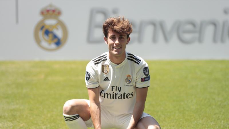 Der ehemalige spanische Nationalspieler Álvaro Odriozola posiert mit einem Fußball auf dem Spielfeld. Foto: GJB/gtres/dpa/Archivbild Der ehemalige spanische Nationalspieler Álvaro Odriozola posiert mit einem Fußball auf dem Spielfeld. Foto: GJB/gtres/dpa/Archivbild