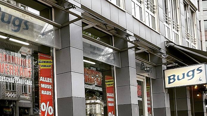 "Räumungsverkauf - Alles muss raus" ist in den Schaufenster zu lesen. Nach 25 Jahren macht das Bugs in der Thalkirchner Straße Schluss.