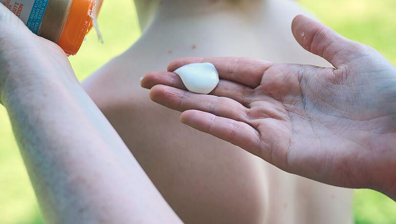 Sonnencrème ist ein absolutes Muss bei großer Hitze. Am besten dazu noch einen Hut, eine Sonnenbrille und atmungsaktive Kleidung tragen. Sonnencrème ist ein absolutes Muss bei großer Hitze. Am besten dazu noch einen Hut, eine Sonnenbrille und atmungsaktive Kleidung tragen.
