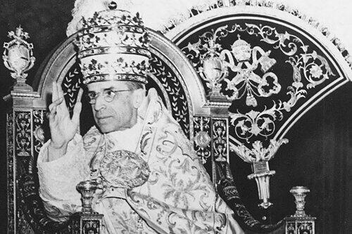 Spielte während der Herrschaft der Nazis eine umstrittene Rolle: Papst Pius XII.