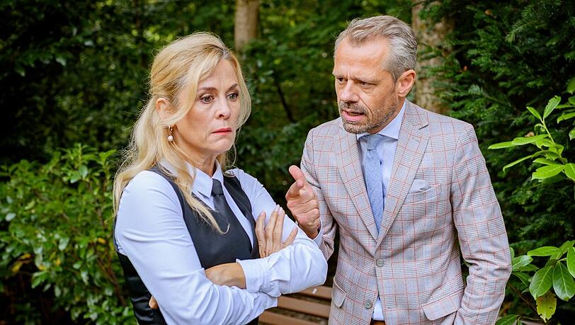 "Sturm der Liebe": Erik (r.) erkennt gedem&uuml;tigt, dass in Wahrheit Yvonne seinen Podcast sponsert.
