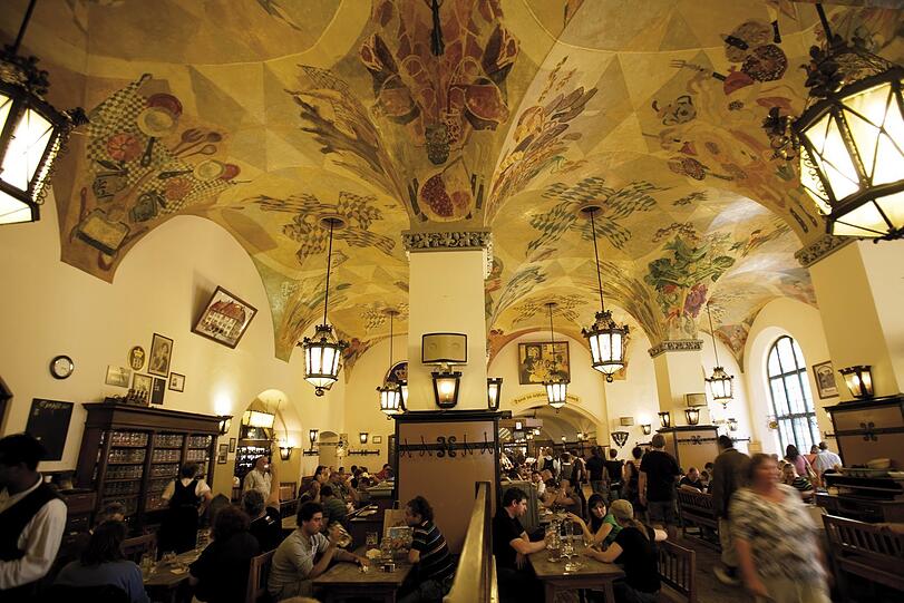 Die weltberühmte Schwemme im Hofbräuhaus – unter dem historischen Gewölbe, das sogar den Krieg überstanden hat, standen früher die Sudkessel. Die weltberühmte Schwemme im Hofbräuhaus – unter dem historischen Gewölbe, das sogar den Krieg überstanden hat, standen früher die Sudkessel.