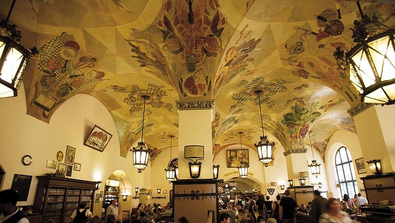 Die weltberühmte Schwemme im Hofbräuhaus – unter dem historischen Gewölbe, das sogar den Krieg überstanden hat, standen früher die Sudkessel. Die weltberühmte Schwemme im Hofbräuhaus – unter dem historischen Gewölbe, das sogar den Krieg überstanden hat, standen früher die Sudkessel.