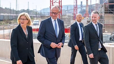 Der Kanzler macht sich im Saarland ein Bild vom Umbau der Stahlindustrie