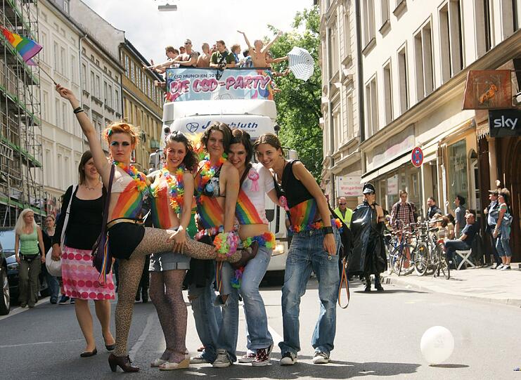 Tausende Schwule und Lesben sorgen am Samstag für gute Stimmung in der Münchner Innestadt. Die AZ zeigt die ausgeflipptesten Bilder vom Christopher Street Day.