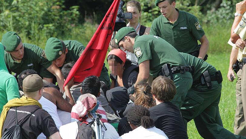 Einsatzkräfte versuchen bei Druisheim, einzelne Flüchtlinge aus dem Pulk herauszuziehen, um ihre Identitäten festzustellen. Einsatzkräfte versuchen bei Druisheim, einzelne Flüchtlinge aus dem Pulk herauszuziehen, um ihre Identitäten festzustellen.