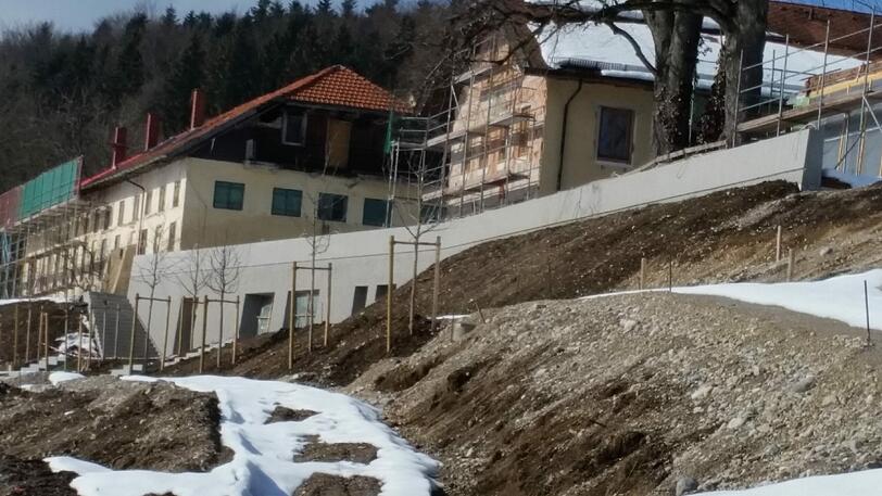 Ein Blick auf die neue Sonnenterarsse auf dem Gut Kaltenbrunn.