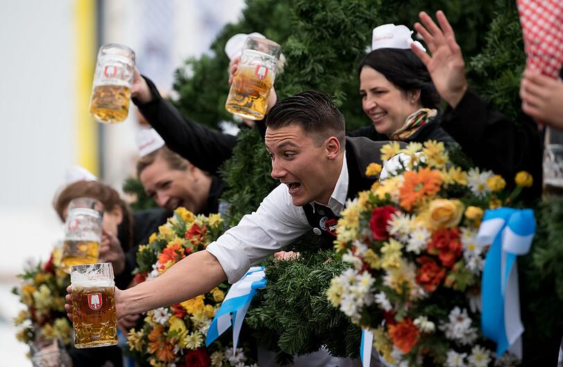 Bei Regen und kühlen Temperaturen waren die Festwirte zuvor in einem bunten Umzug auf Pferdewagen zum Festgelände gezogen