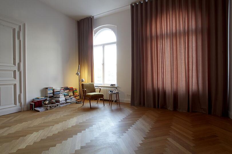 Individuelle Online-Konfiguration zum Zweiten: the curtain.shop stattet das planHAUS mit maßgefertigten Vorhängen aus. Der Stoffzuschlag für einen perfekten Sitz der Vorhangwellen wird digital berechnet und spezielle Schienen mit Gleiterkette sorgen für einen immer gleichen Abstand der Welle.