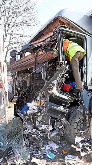 Das Führerhaus wurde komplett eingedrückt, der Fahrer schwer verletzt.