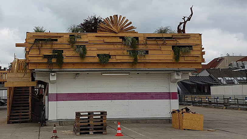 Dachgarten: Auf dem Dach des Parkhauses am Stachus gibt's Drinks und Kaffee. Dachgarten: Auf dem Dach des Parkhauses am Stachus gibt's Drinks und Kaffee.