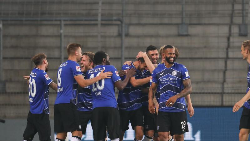 Arminia Bielefeld kürte sich auch zum Zweitliga-Meister. Arminia Bielefeld kürte sich auch zum Zweitliga-Meister.