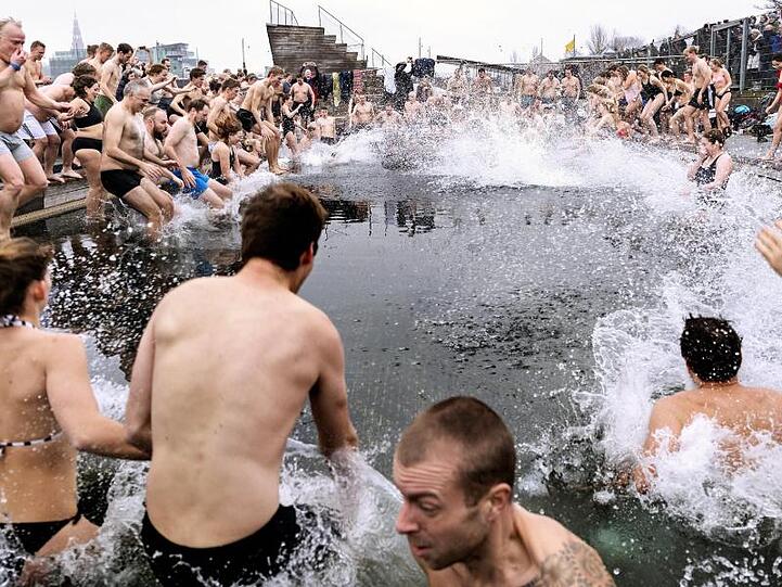 Ab ins Wasser: Neujahrsschwimmen im Hafen von Kopenhagen.